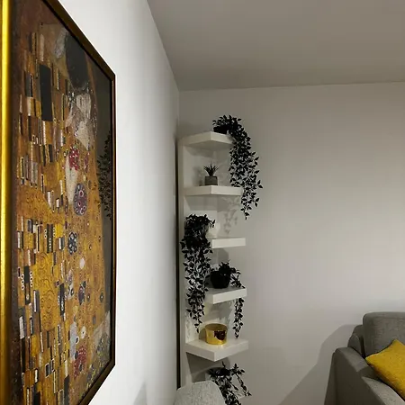 Cozy 'nest' Ni